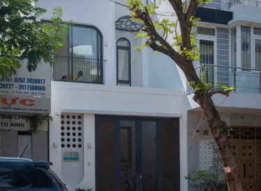 Nhà phố 2 tầng nổi bật lấy cảm hứng từ 